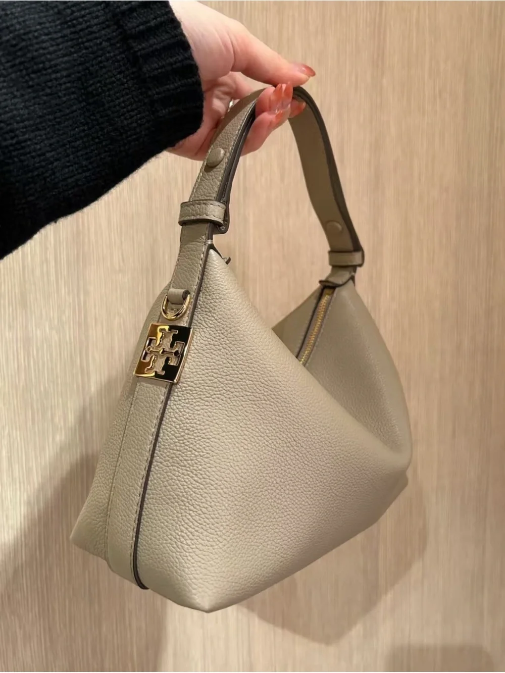 NWT TORY BURCH   MELLOW SHOULDER BAG SOFT CEMENT